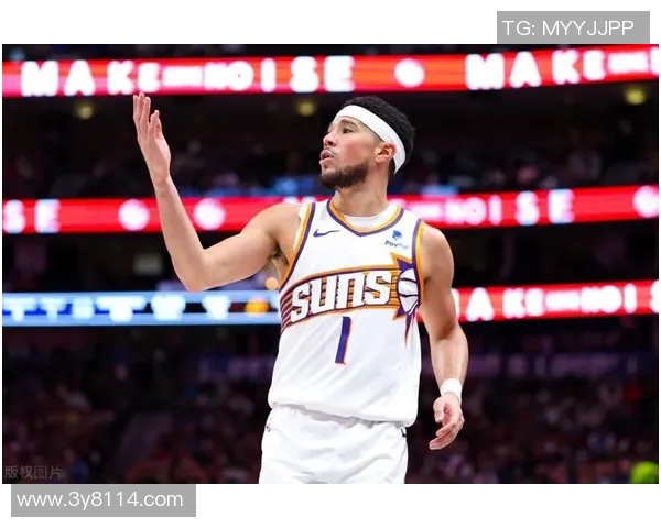 吉莱斯皮称赞布克决策果断自己专注于接球投篮半场贡献12分 吉莱斯皮称赞布克决策果断自己专注于接球投篮半场贡献12分