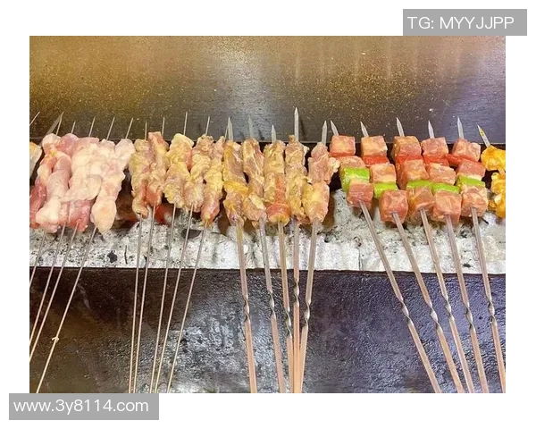 媒体人分享与亚当斯赛后夜宵合影羊肉串烧烤尽享美味时光