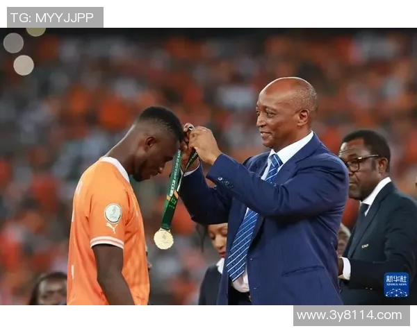 姆巴佩亲临非洲足球盛宴与非洲足联主席莫特塞佩同框合影留念